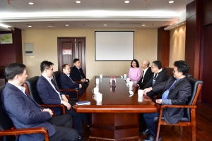 新加坡校友会名誉会长吴世勇和会长党新军一行来校访问