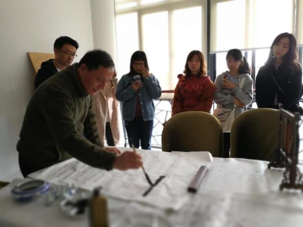 锦州市书法家协会副主席凡人来我校作书法讲座
