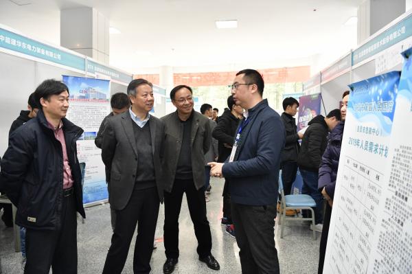 毕业生秋季双选会举行 117家单位来校揽才