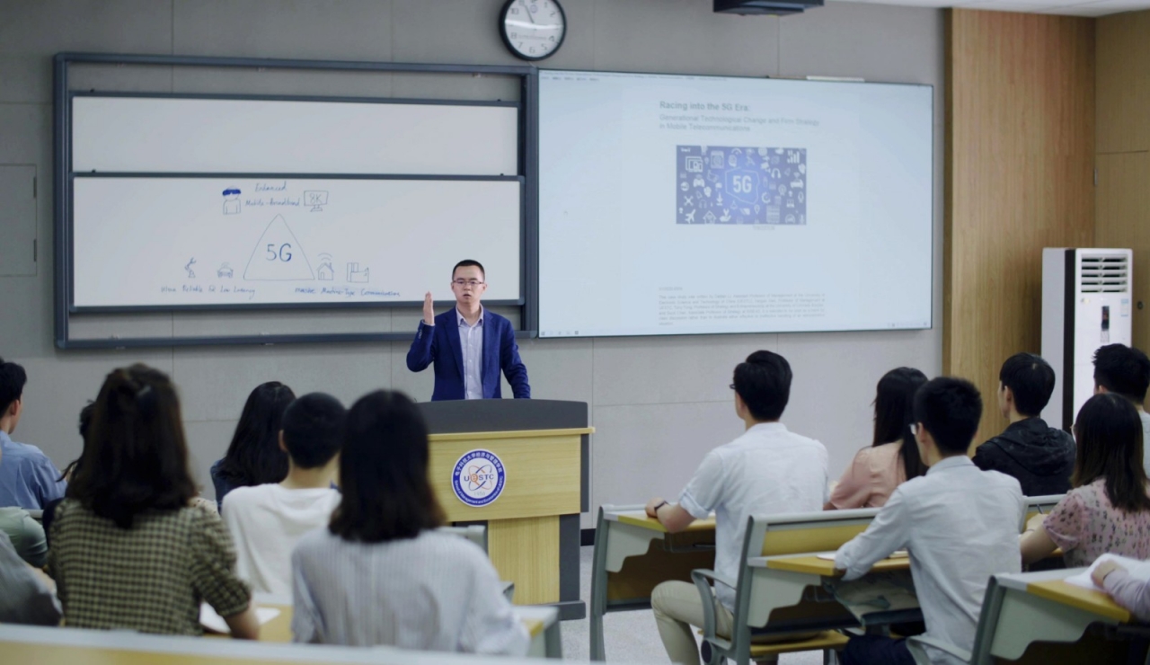 李代天老师授课场景图.jpg 李代天老师授课场景图.jpg