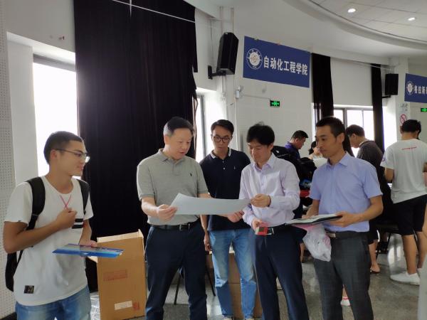 【毕业季】校领导到离校一站式服务大厅看望毕业生