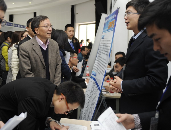 百余家用人单位来校揽才