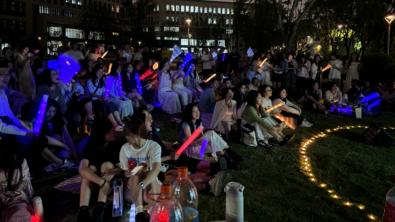 【毕业季】物理学院联合马克思主义学院举办“物语星空”草坪音乐会