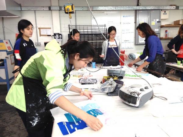 学生动手完成Fashion Culture课堂作业.jpg