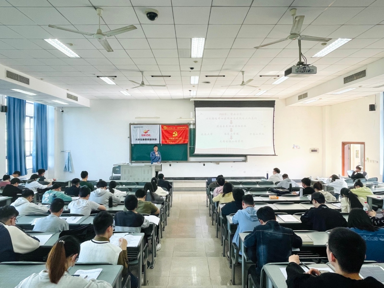 “信仰之光”大学生新思想宣讲团走进信通分党校开展微党课宣讲