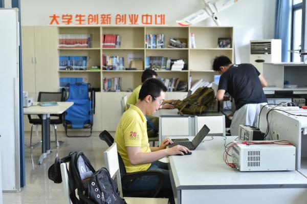 学生在学院创新创业中心做实验.jpg 1a98142c9d0e85646ee65a2c0012790f.jpg