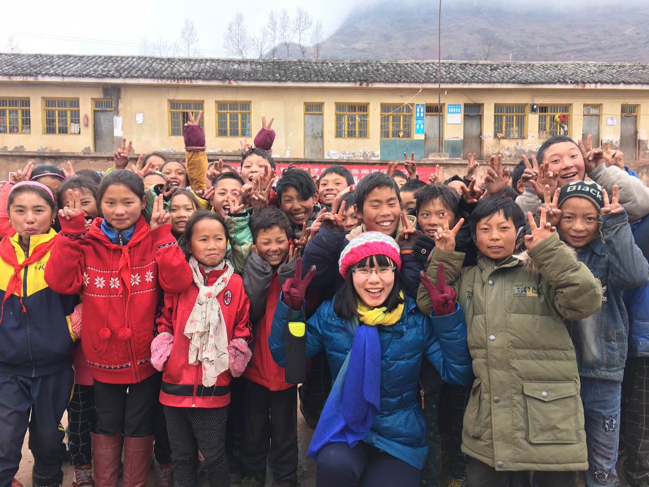 02-2016年,张维莎与凉山”悬崖村“支尔莫乡小学生合影.jpg 02-2016年,张维莎与凉山”悬崖村“支尔莫乡小学生合影.jpg