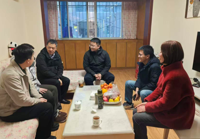 温暖家访十四载 爱与希望送到家