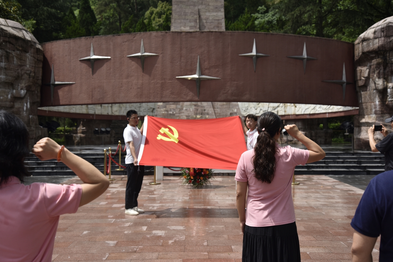 英才学院师生党员赴遵义开展主题党日活动