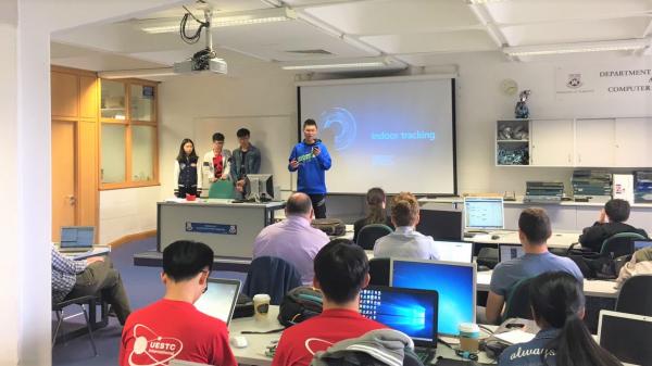 图7.同学们分小组汇报IoT项目的相关研究.jpg 图7.同学们分小组汇报IoT项目的相关研究.jpg