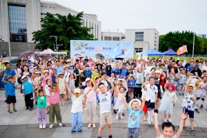 学校举办“神奇的科学  多彩的童年”六一亲子活动