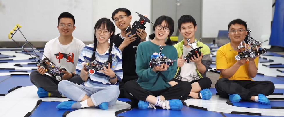 成电学子在大学生智能汽车竞赛获3项一等奖