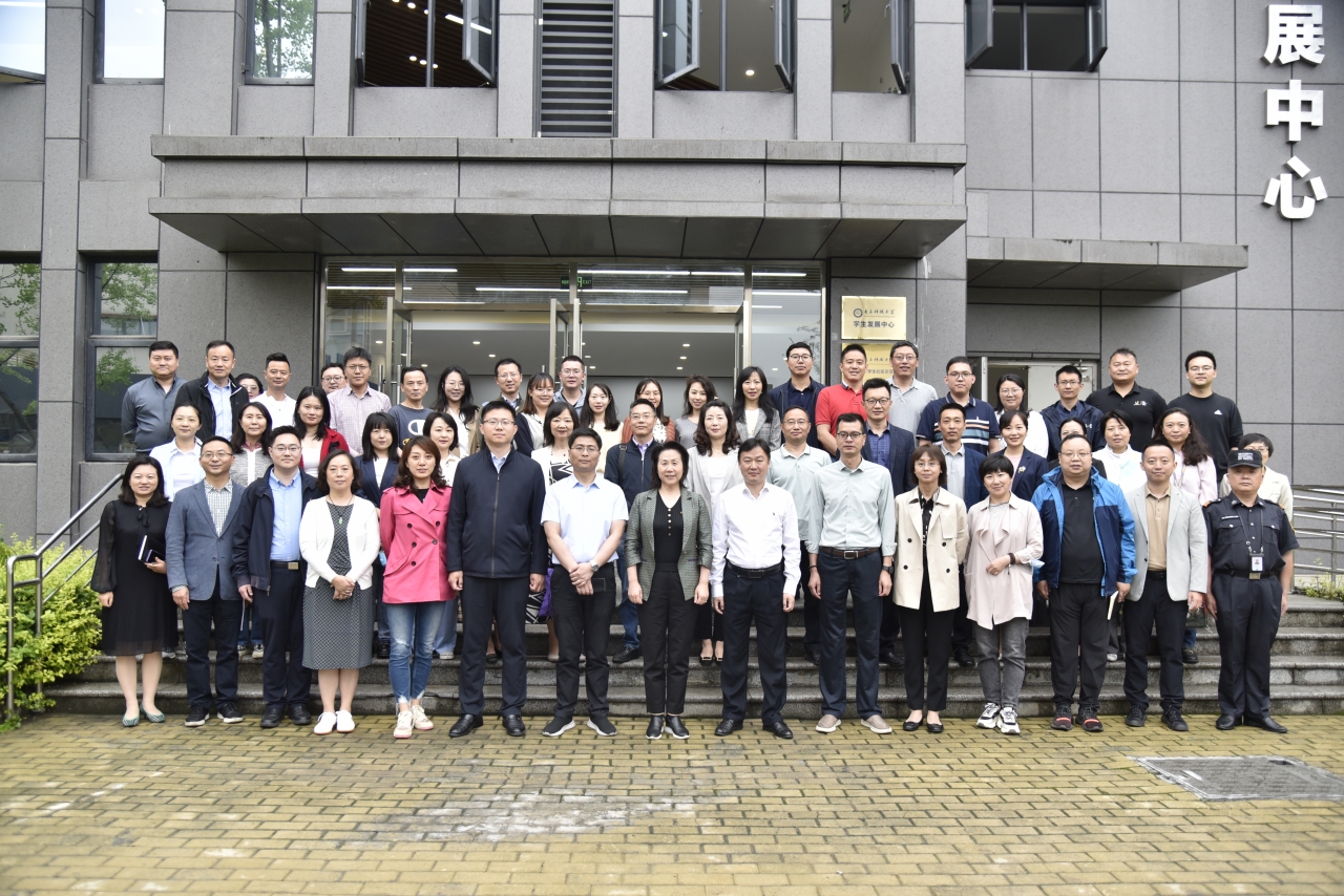 【主题教育】学校举行“一站式”学生社区示范园区揭牌仪式