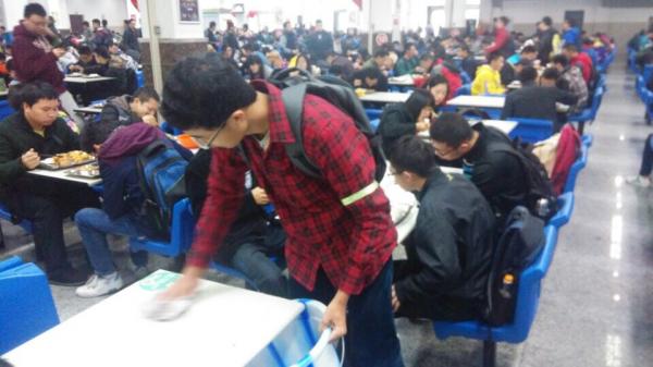 计算机学院百名志愿者开展“感恩成电－感恩平凡”系列活动