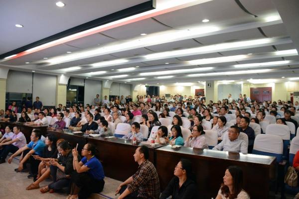 电子学院学子赴成都九中开展“大学专业说”科普讲座