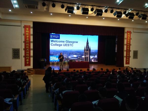 格拉斯哥学院外籍专家赴成都外国语学校开展科普讲座