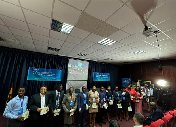 天花板.jpg 天花板.jpg