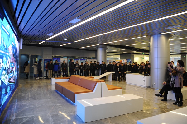 【聚焦】学校工作研讨会与会代表参观先进无线通信合创空间