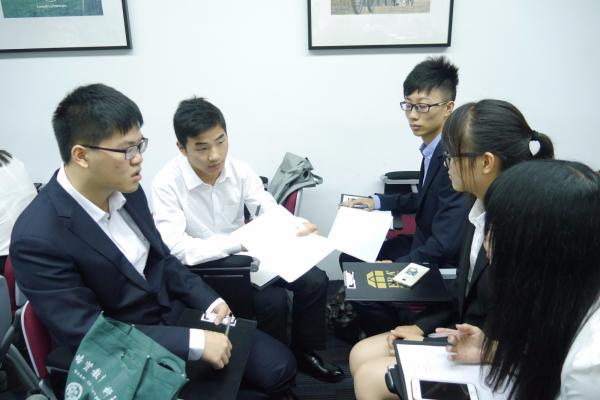 图4:在ERA公司学习小组讨论.JPG 图4:在ERA公司学习小组讨论.JPG