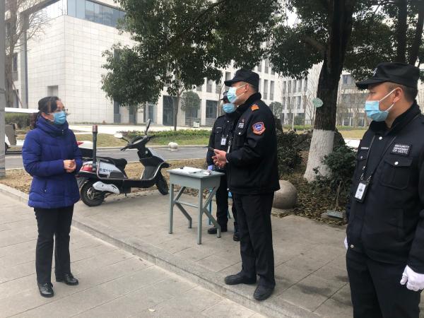 校党委彭岚副书记率队检查疫情防控工作