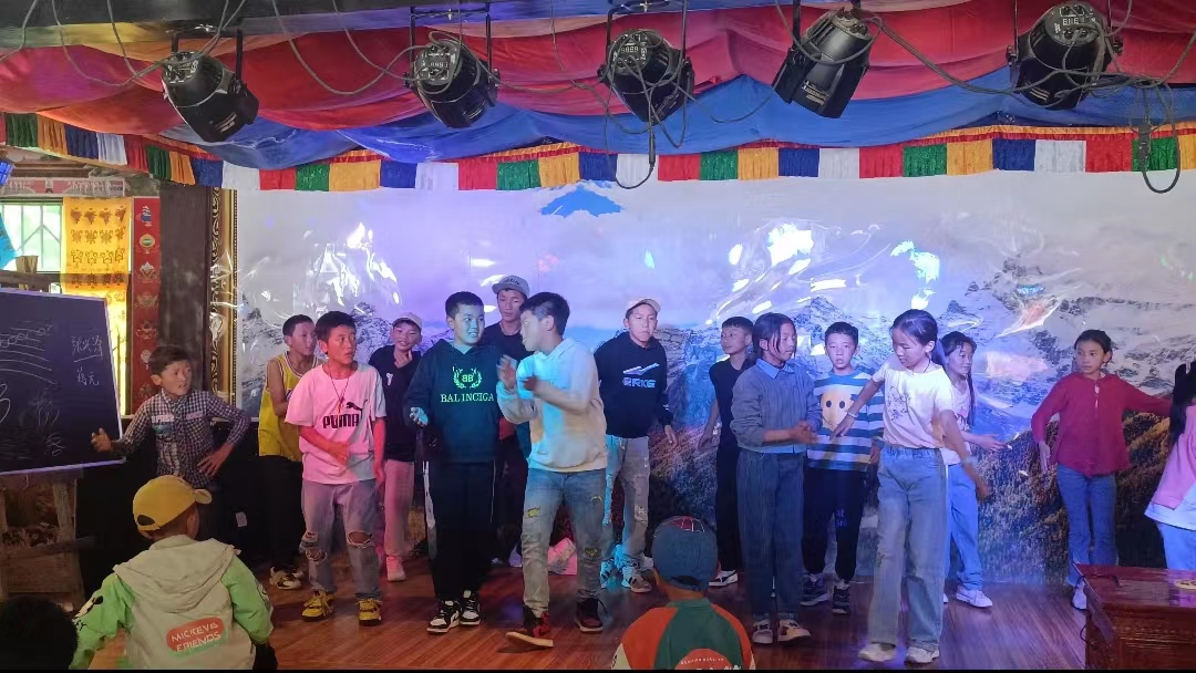 外国语学院那些花儿支教队赴四川稻城开展暑期支教调研