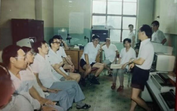 周明天在展会上与同行交流.png 周明天在展会上与同行交流.png