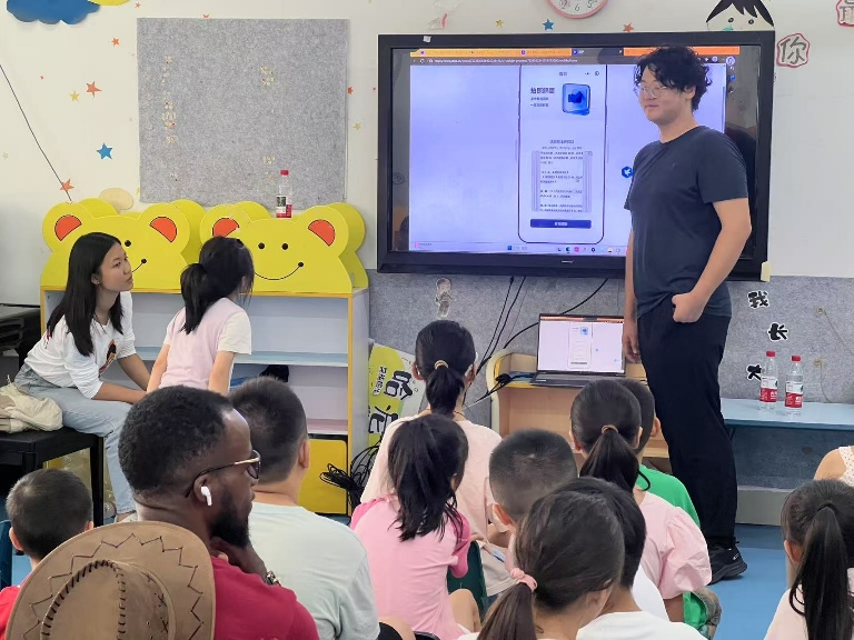 1.4  AI老师，人工智能钻进草稿纸.png