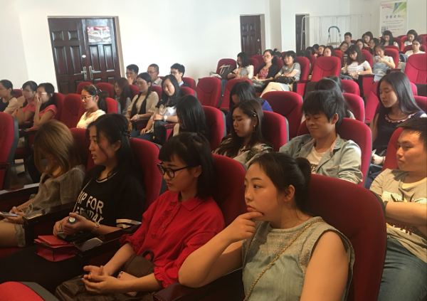 学者论坛探讨中国留美本科生眼中的中美教育