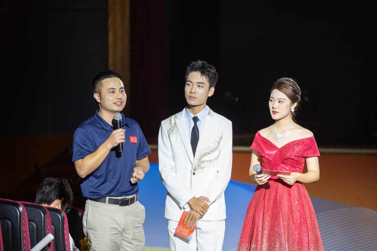 采访4.jpg 采访4.jpg