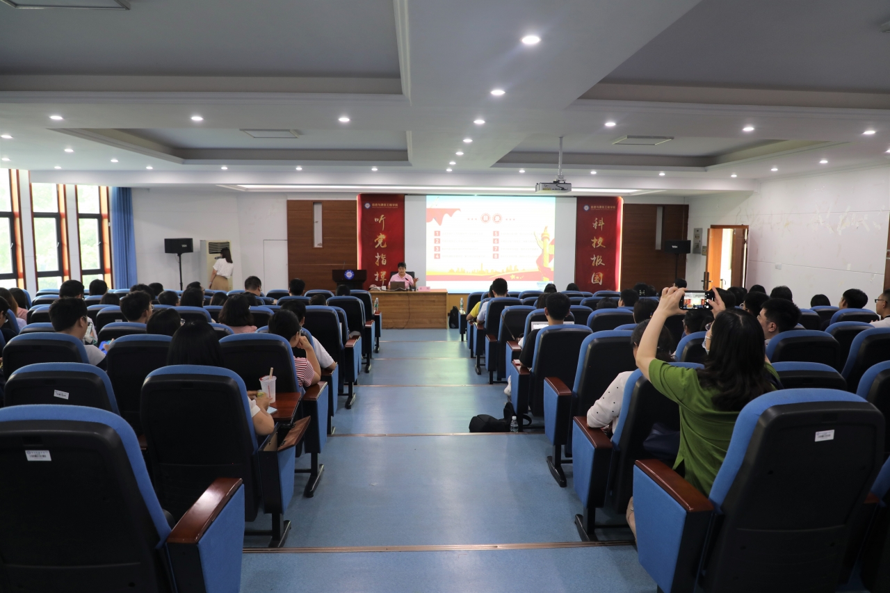 学校举办第18期“辅导员夜校” 谈辅导员工作的责任与情怀