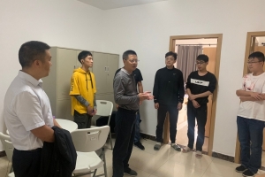 校领导看望宜宾研究院新生