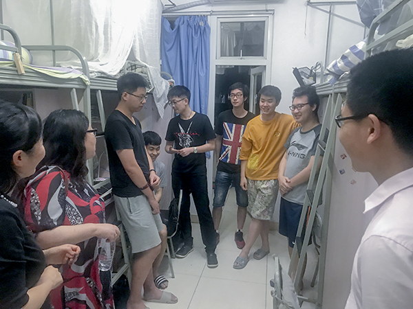 【毕业季】经管学院领导深入寝室看望慰问本科毕业生