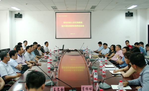 【2015科技工作会】学校举行青年科研人员交流座谈会