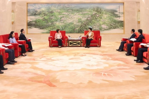 四川省委副书记、成都市委书记施小琳会见校党委书记曹萍、校长胡俊