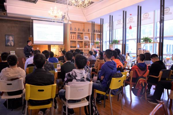 【成电下午茶】陈意钒教授与学子探讨低成本轻量级健康与智能医疗