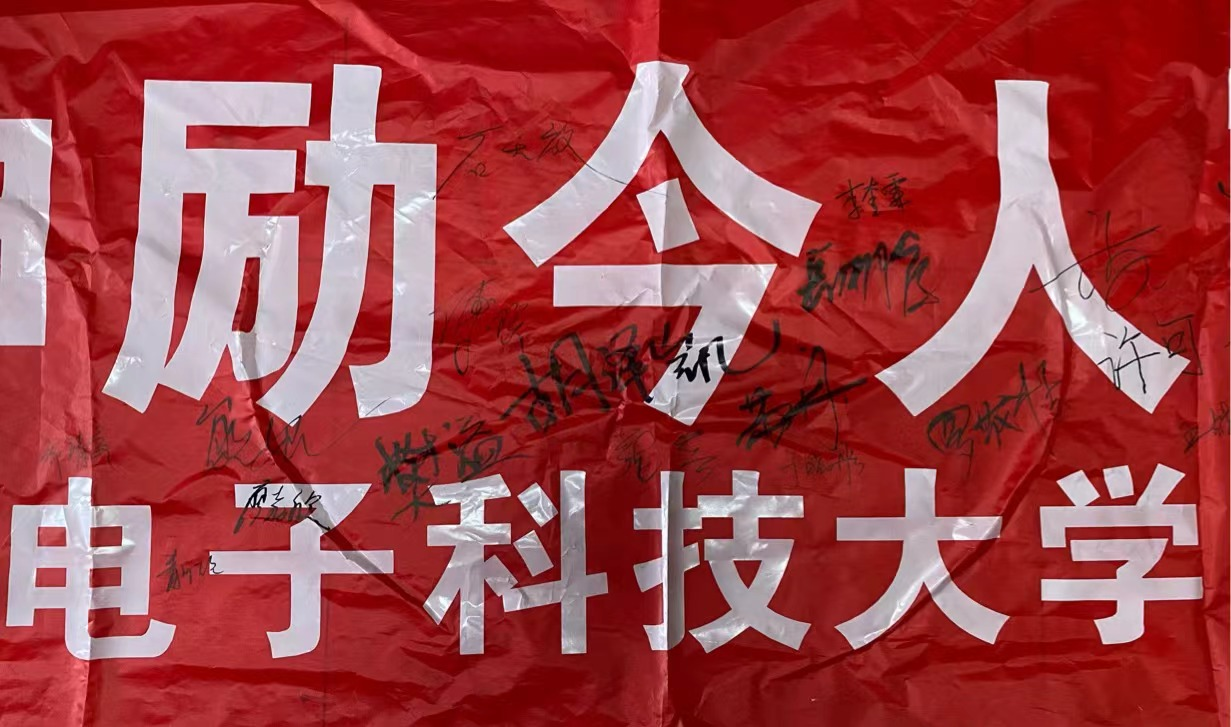 马院研究生党支部联合光电学院赴成都市烈士陵园开展“清明佳节寄哀思，英烈精神励今人”主题党日活动