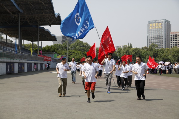 学校举行“五·一”校园健身跑活动