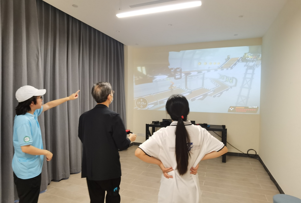 实践队员带老年人体验脑老化游戏训练设备1.jpg 实践队员带老年人体验脑老化游戏训练设备1.jpg