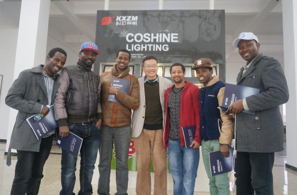 学校组织中外师生到企业参观