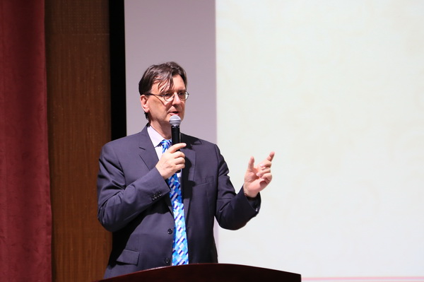 法国驻成都总领事做客成电讲坛畅谈中法合作与交流