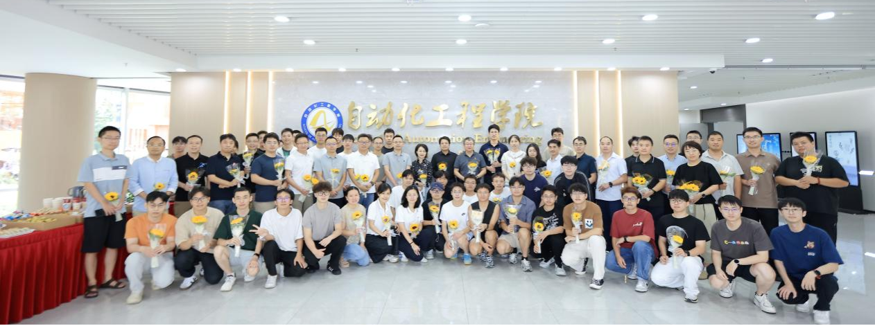 自动化工程学院举办“感念师恩，薪火相传”教师节主题活动 ——师生共聚庆佳节 鲜花贺卡寄深情