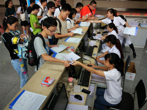 【迎新】校内迎新志愿为新生送上贴心服务