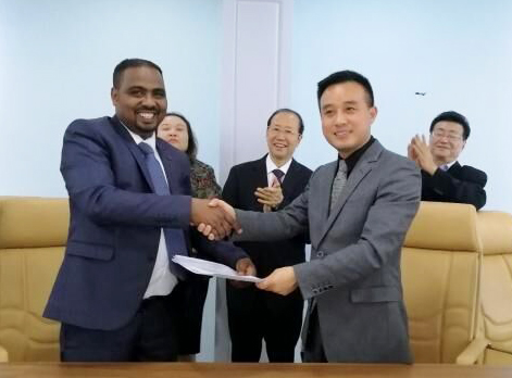 签署协议.jpg 签署协议.jpg