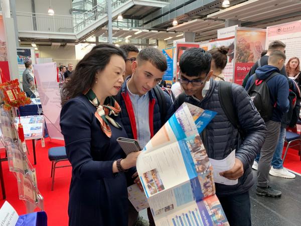 学校代表团访问德国和奥地利