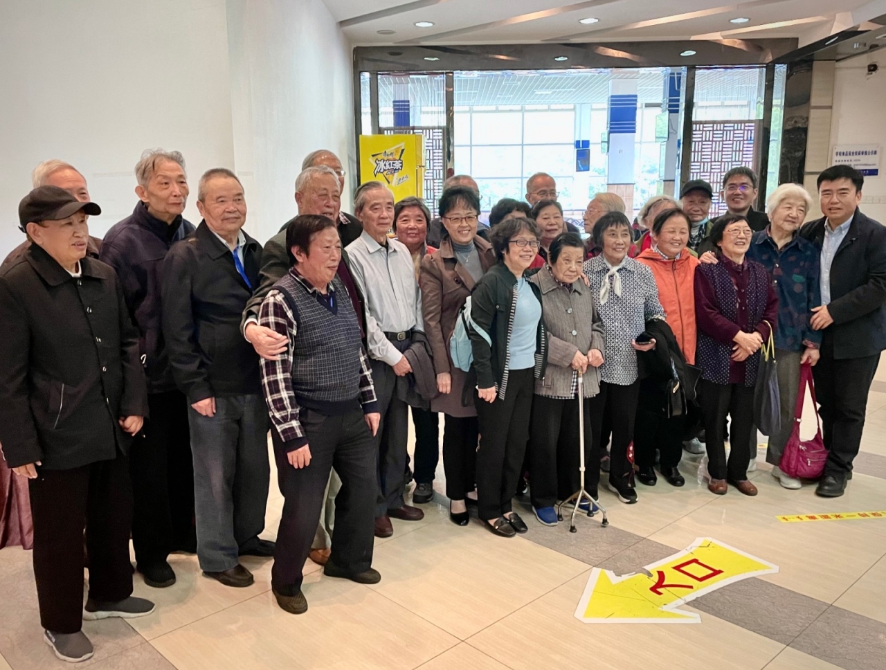 数学学院举办“金秋十月，欢度重阳”离退休教职工慰问活动