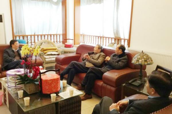 校领导看望慰问院士