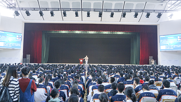 经管学院招生工作组赴乐山一中开展科普讲座