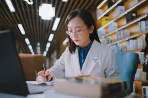 太惠玲教授荣获“十佳四川省五一巾帼标兵”荣誉称号