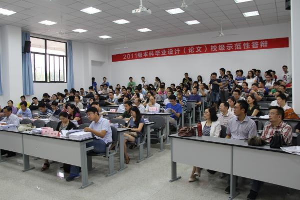 2011级本科生毕业设计（论文）校级示范性答辩举行