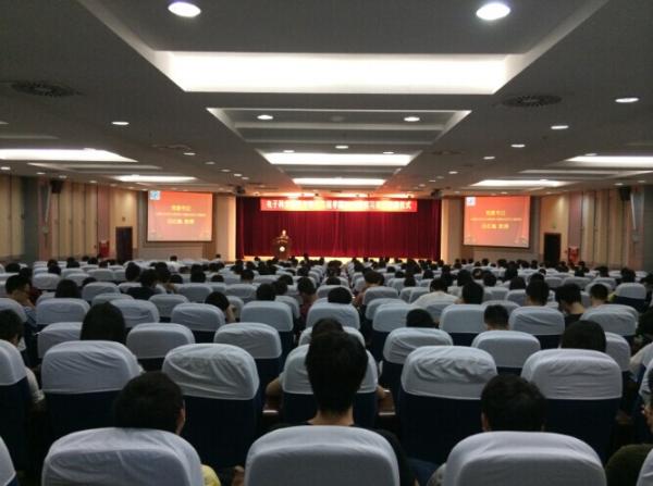 信软学院举行2014年暑期实习实训授旗仪式